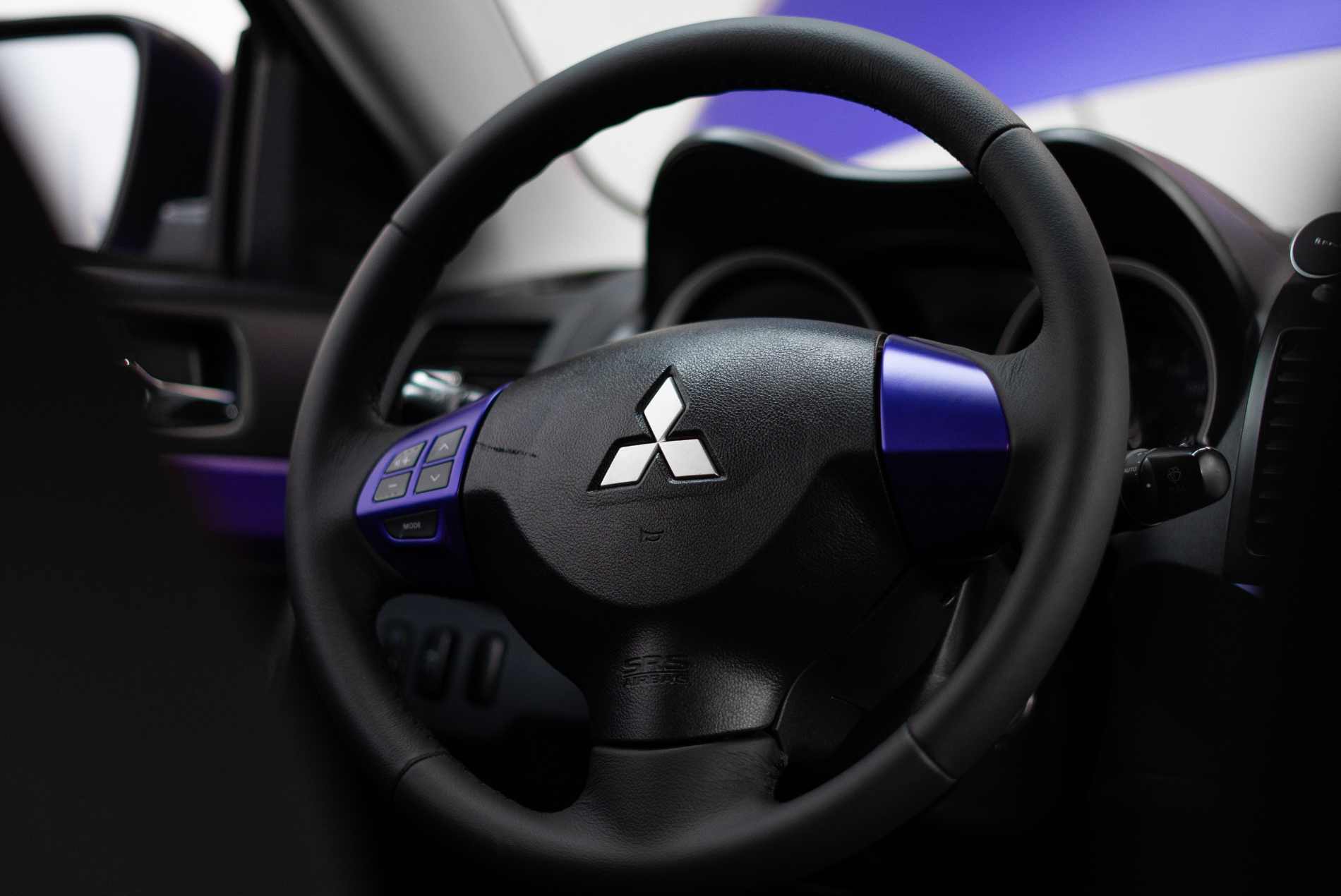 kierownica Mitsubishi Lancer, stylizacja wnętrza samochodu, tuning aut, zmiana koloru auta, zmiana koloru samochodu